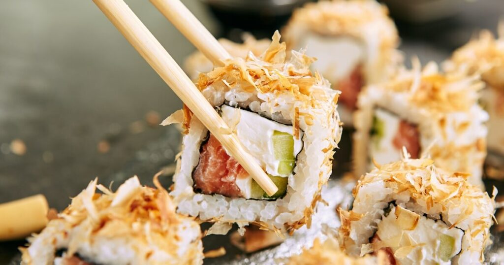 katsuobushi uramaki sushi
