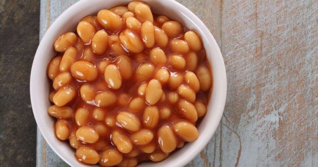 baked beans in bowl (navy beans)