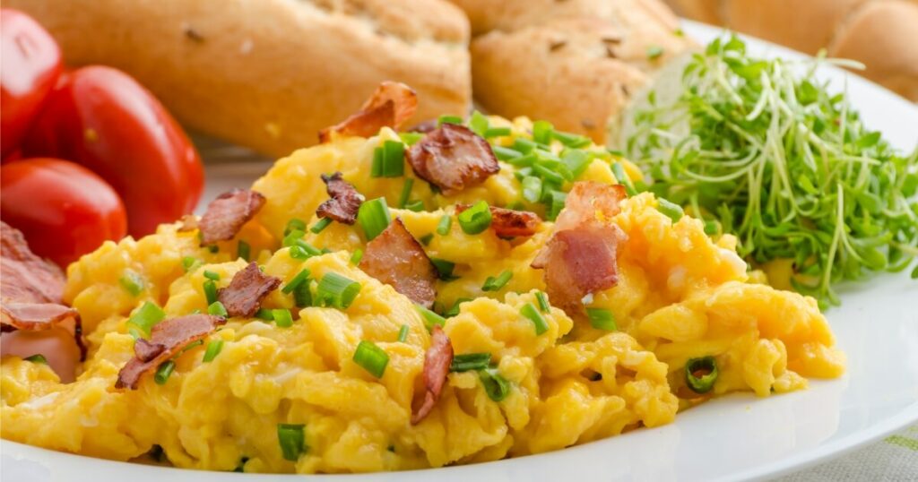 scrambled eggs with bacon and onions