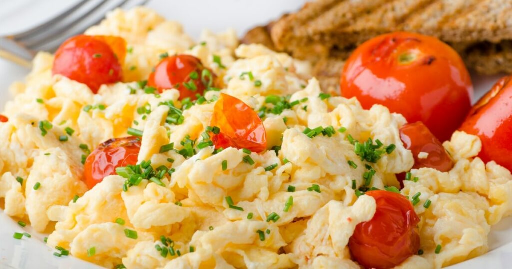 scrambled eggs with tomato toast